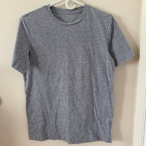 H&M men’s basic tee (size small)